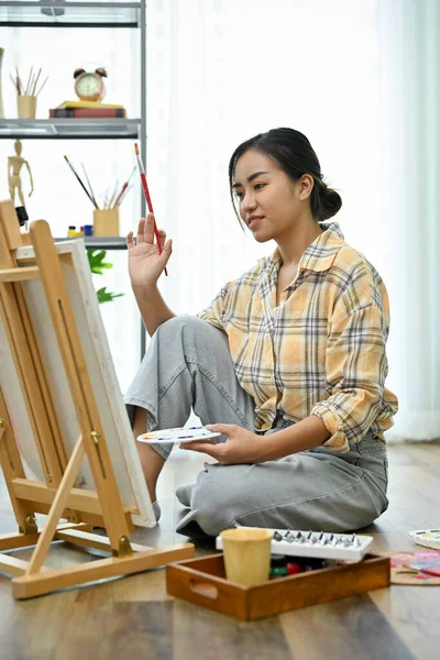 Портрет Красивая Азиатская Художница Мастерской Практикующая Свои Навыки Живописи Рисующая — стоковое фото