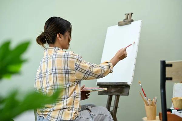 Профессиональная Молодая Азиатская Художница Рисует Холсте Студии Женщина Художник Рисует — стоковое фото