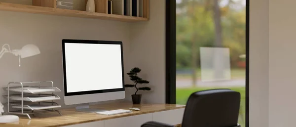 現代のPcデスクトップコンピュータのモックアップと木製テーブル上のアクセサリーと白と木のスタイルで快適な家庭のオフィスの職場のインテリアデザイン 3Dレンダリング 3Dイラスト — ストック写真