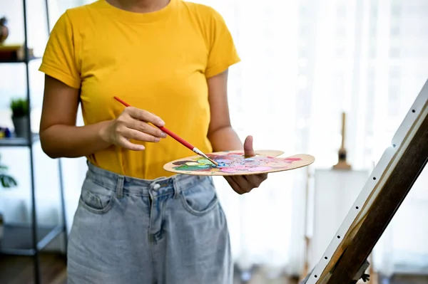 Female Painter Artist Standing Front Her Canvas Easel Holding Palette — Stock Photo, Image