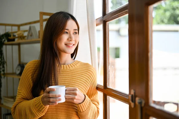 Mulher Asiática Bonita Relaxa Tendo Café Manhã Sua Sala Estar — Fotografia de Stock