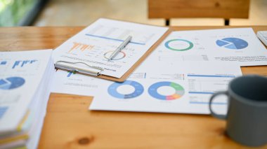 Mali raporlar bir ofis masasında. yakın plan görüntü, iş ve mali konsept