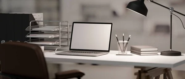 现代写字台 配有笔记本电脑白色屏幕模型 办公用品和文具 背景模糊 3D渲染 3D说明 — 图库照片