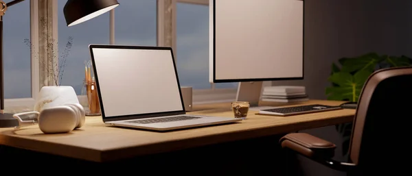 特写图像 舒适的木制居室 配有个人电脑和笔记本电脑 笔记本电脑空白屏幕模型 台灯和木桌装饰 3D渲染 3D说明 — 图库照片