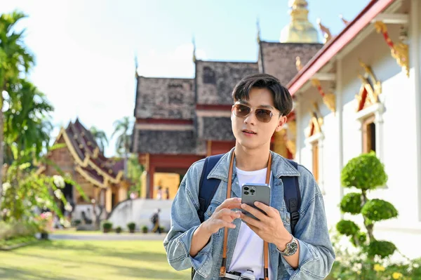 Guapo Joven Asiático Viajero Masculino Usando Teléfono Inteligente Utilizando Aplicación —  Fotos de Stock