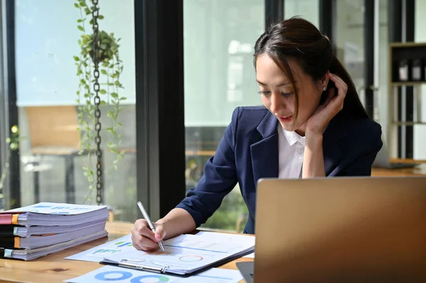 Concentrada Milenar Asiática Empresária Contador Feminino Trabalhando Seu Relatório Financeiro — Fotografia de Stock