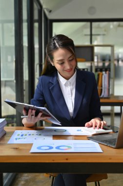 Portre, profesyonel ve büyüleyici bin yıllık Asyalı iş kadını ya da masasında çalışan kadın CEO, hesap makinesi, hesap makinesi ve kâr hesabı kullanarak