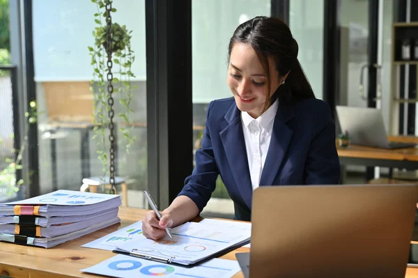 Vrolijke Aantrekkelijke Millennial Aziatische Zakenvrouw Vrouwelijke Financiële Adviseur Gericht Haar — Stockfoto