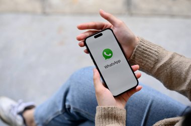 Chiang Mai, Tayland - 25 Kasım 2022: WhatsApp uygulama logosu olan akıllı telefonu elinde tutan bir kadın..