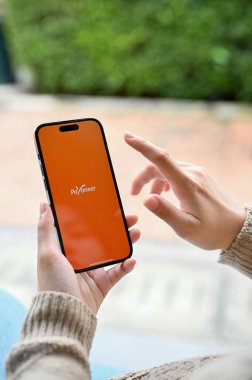 Chiang Mai, Tayland - 25 Kasım 2022: Payonez uygulama logosu olan akıllı telefonu elinde tutan bir kadın..