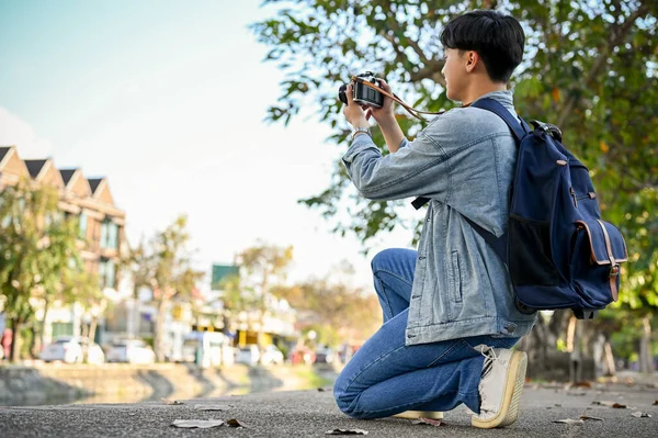 Knappe Jonge Aziatische Mannelijke Toerist Reiziger Die Met Zijn Retro — Stockfoto