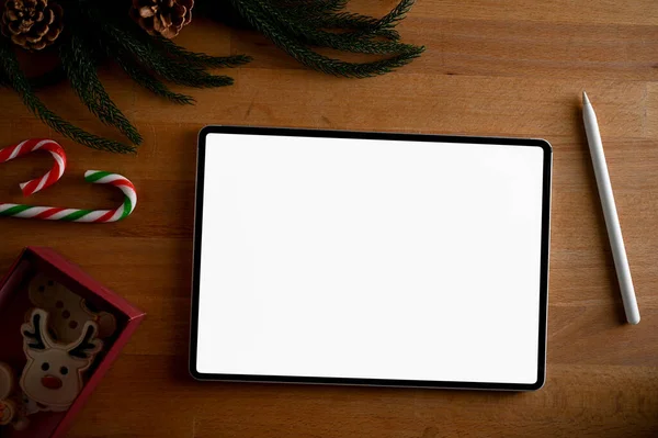 Накладний Знімок Робочий Простір Різдвяному Декорі Теми Цифровим Планшетом Білий — стокове фото