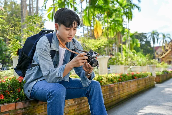 Knappe Jonge Aziatische Mannelijke Reiziger Freelance Fotograaf Controleren Voorbereiden Van — Stockfoto