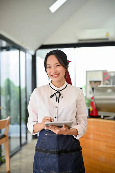 Retrato Atractiva Encantadora Joven Asiática Propietaria Una Cafetería Camarera Para —  Fotos de Stock