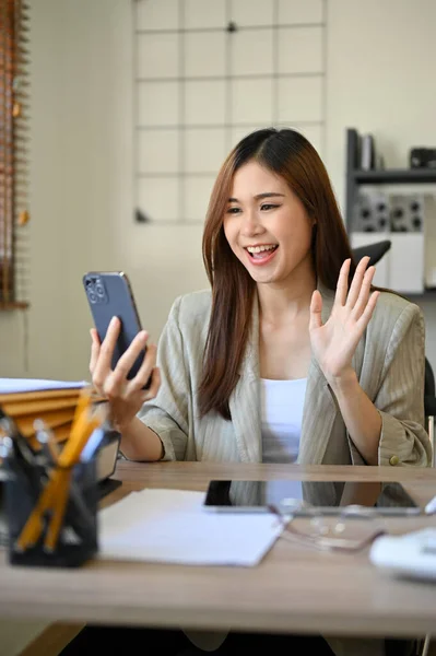 ポートレート 美しいと魅力的な若いアジアの実業家や女性のオフィスの従業員彼女のスマートフォンで話しているか オフィスで彼女の友人と一緒にビデオ通話 — ストック写真
