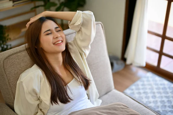 Mulher Asiática Bonita Calma Relaxa Seu Confortável Sofá Sala Estar — Fotografia de Stock