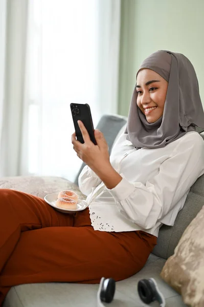 Portre Çekici Mutlu Asyalı Müslüman Kadın Tesettür Takıyor Oturma Odasında — Stok fotoğraf