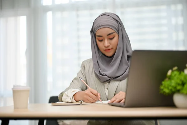 Профессиональная Красивая Азиатская Мусульманская Предпринимательница Бизнес Работница Сосредоточенная Своем Задании — стоковое фото