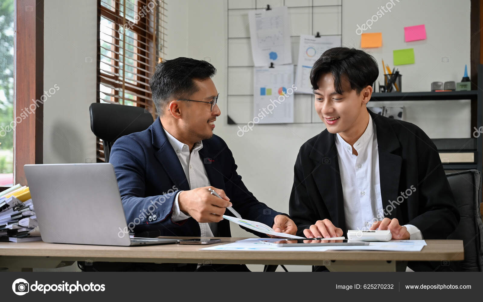 专业的亚洲男性金融分析师或正式职位上的男性老板与他的员工一起工作和集思广益的商业金融投资项目——图库图片© BongkarnGraphic  #625270232