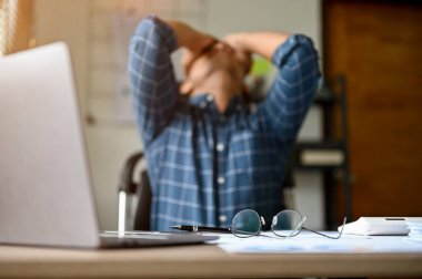 Stresli ve mutsuz bin yıllık Asyalı işadamı ya da erkek ofis çalışanı endişe, depresyon ve başarısızlıktan muzdarip olarak masada gözlüklerini çıkarıyor..