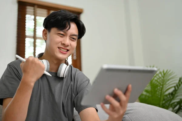 Bonito Feliz Jovem Asiático Usando Seu Tablet Digital Sala Estar — Fotografia de Stock