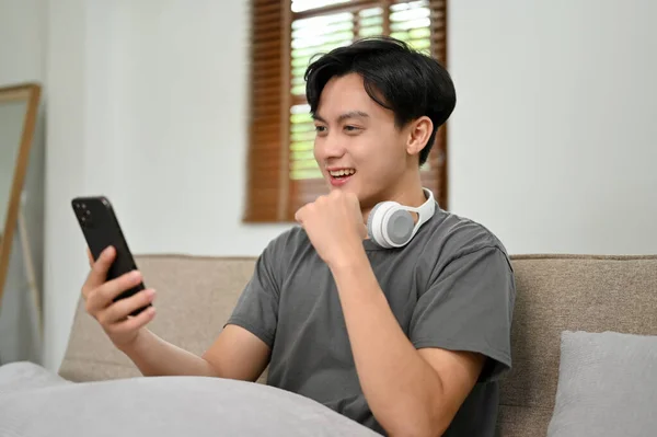 Schöner Und Glücklicher Junger Asiatischer Mann Der Sein Smartphone Benutzt — Stockfoto