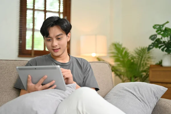 Schöner Junger Asiatischer Mann Lässiger Kleidung Der Sein Digitales Tablet — Stockfoto