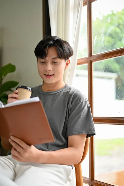 Porträt Schöner Junger Asiatischer Mann Entspannt Sich Seinem Heimischen Wohnzimmer — Stockfoto