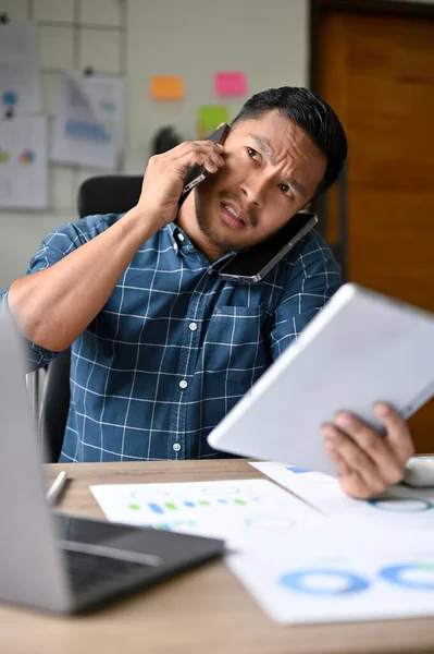 Portret Drukke Hardwerkende Aziatische Zakenman Mannelijke Kantoormedewerker Ontvangt Meerdere Telefoontjes — Stockfoto