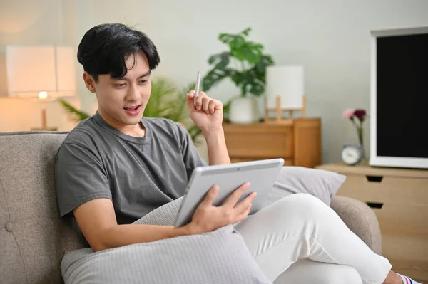 Schöner Junger Asiatischer Mann Genießt Sein Wochenende Hause Und Benutzt — Stockfoto
