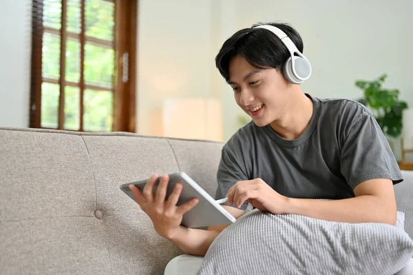 Schöner Junger Asiatischer Mann Trägt Drahtlose Kopfhörer Hört Musik Benutzt — Stockfoto