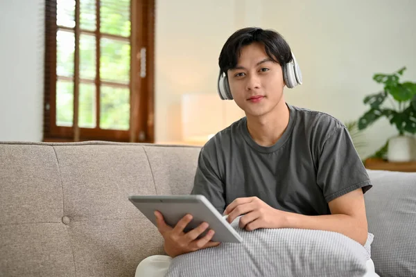 Schöner Junger Asiatischer Mann Trägt Drahtlose Kopfhörer Benutzt Ein Digitales — Stockfoto
