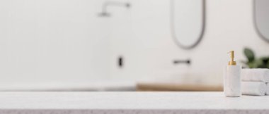 Banyo reklamı geçmişi. Ürününüzü beyaz banyo arka planında beyaz masa üstünde göstermek için boş alan. 3d görüntüleme, 3d illüstrasyon