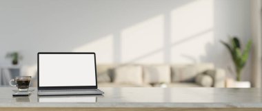 Çalışma alanı masa üstü, dizüstü bilgisayar, beyaz ekran maketi, kahve fincanı, telefon ve fotokopi alanı, arka planda bulanık, minimal oturma odası. 3d görüntüleme, 3d illüstrasyon