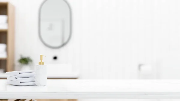 白色大理石台面 有毛巾 洗发水瓶和空的模拟空间 您的产品陈列在模糊的明亮和干净的浴室的背景 3D渲染 3D说明 — 图库照片