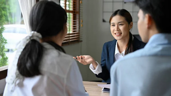 Aantrekkelijke Professionele Aziatische Vrouwelijke Manager Recruiter Interviewen Twee Kandidaten Het — Stockfoto