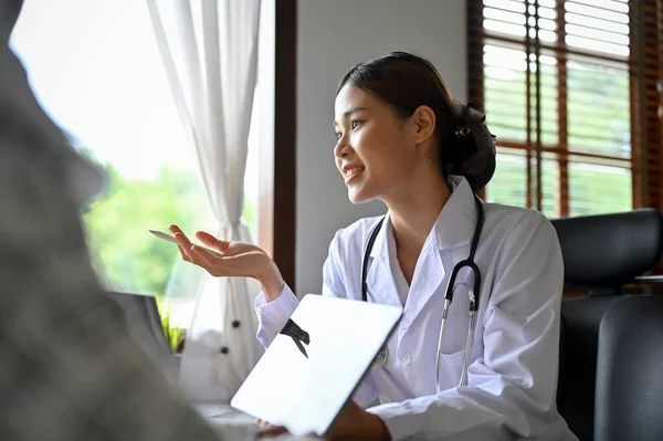 Attrayant Expert Asiatique Femme Médecin Rencontre Patiente Dans Bureau Donnant — Photo