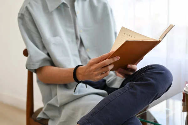Image Recadrée Jeune Homme Asiatique Lisant Livre Tout Relaxant Dans — Photo