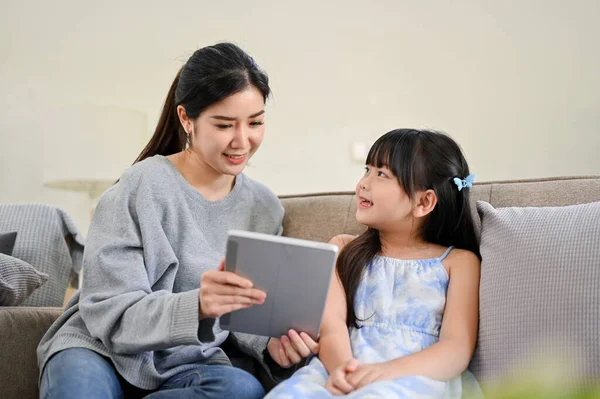 Atrakcyjne Szczęśliwe Milenijne Azjatki Korzystają Tabletu Cyfrowego Podczas Relaksu Minimalistycznym — Zdjęcie stockowe