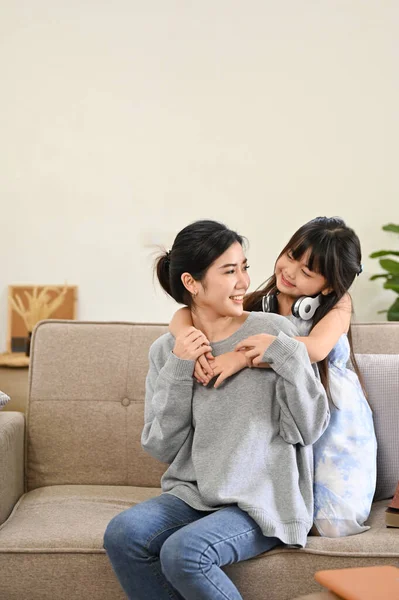초상화 스러운 아시아인 어머니와 거실에서 긴장을 시간을 보내는 — 스톡 사진