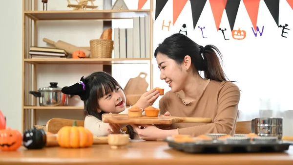 Joyful Speels Klein Aziatisch Meisje Een Halloween Kostuum Het Hebben — Stockfoto