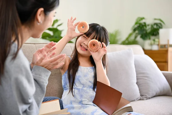 도넛을 귀엽고 장난기많은 아시아 거실에서 엄마와 놀이를 있었습니다 가족의 — 스톡 사진