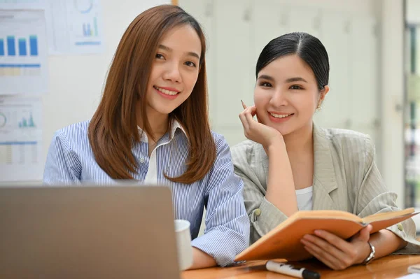 Portrait Two Attractive Charming Millennial Asian Businesswomen Female Office Workers — Stock Photo, Image