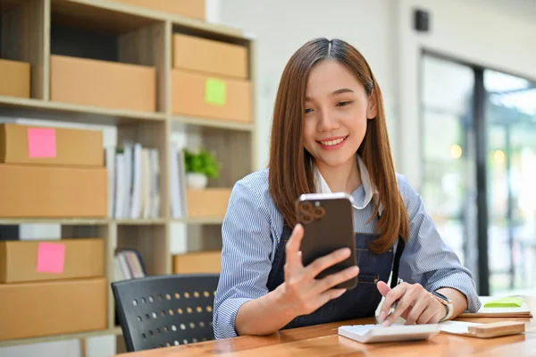 아름다운 밀레니엄 아시아 상거래 기업의 스타트업은 그녀의 사무실에서 일하는 휴대폰을 — 스톡 사진