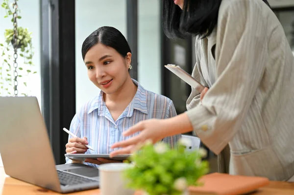 Encantadora Joven Mujer Negocios Asiática Trabajadora Oficina Usando Tableta Digital —  Fotos de Stock
