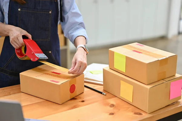 Una Trabajadora Propietaria Una Pequeña Empresa Empacando Caja Envío Almacén — Foto de Stock