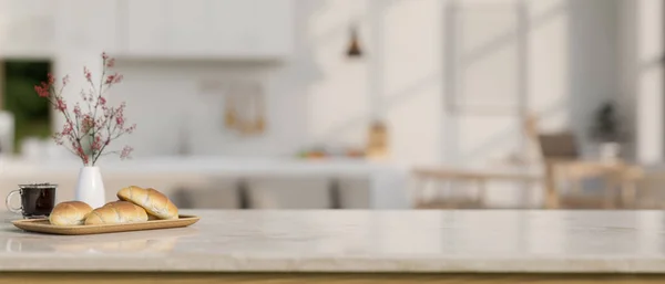 Роскошный Мраморный Кухонный Стол Хлебной Корзиной Чашкой Кофе Вазой Цветами — стоковое фото