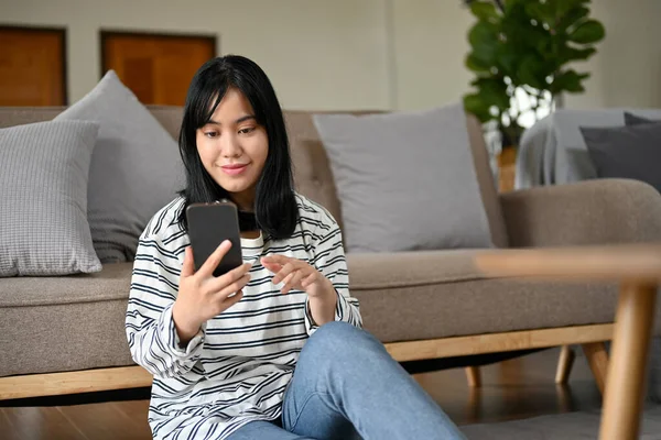Charming Young Asian Female Using Her Smartphone While Relaxing Her — Stock Photo, Image