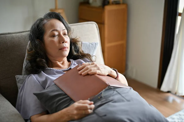Calme Détendu Asiatique Femme Âgée Dormir Sur Canapé Dans Son — Photo