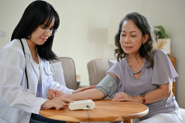 Une Femme Médecin Asiatique Professionnelle Mesure Pression Artérielle Patient Avec — Photo